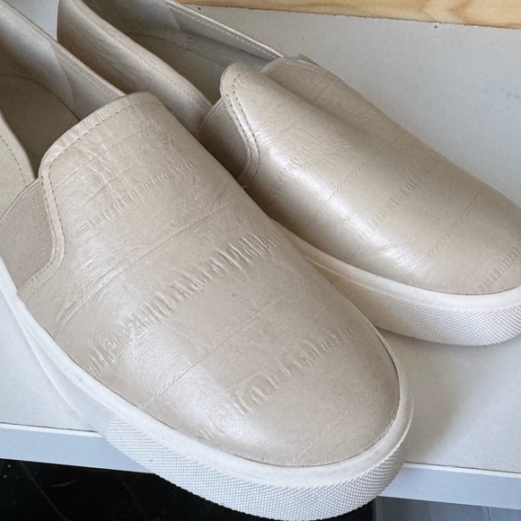 New! VINCE Blair Croc-embossed Leather Slip-on Sneakers Cobblestone‎ Cream - Picture 8 of 8